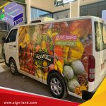 طباعة وتركيب الملصقات على السيارة في عمان